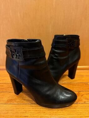 TORY BURCH Barrick platform boots size 9.5 (1500